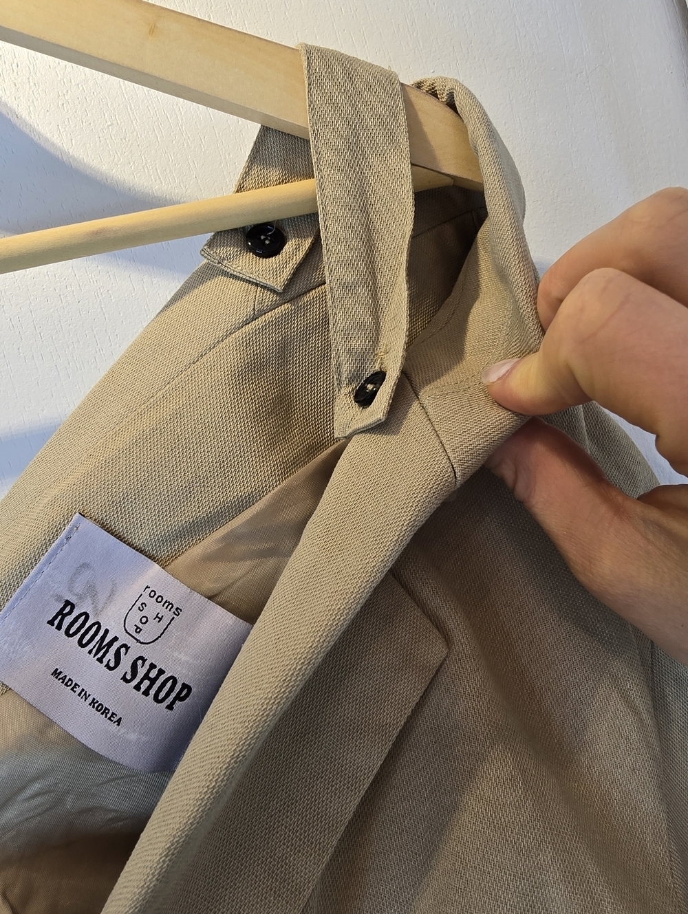 Rooms Shop Beige Women's Tailored Button-Front Top Size S/M - Picture 5 of 13